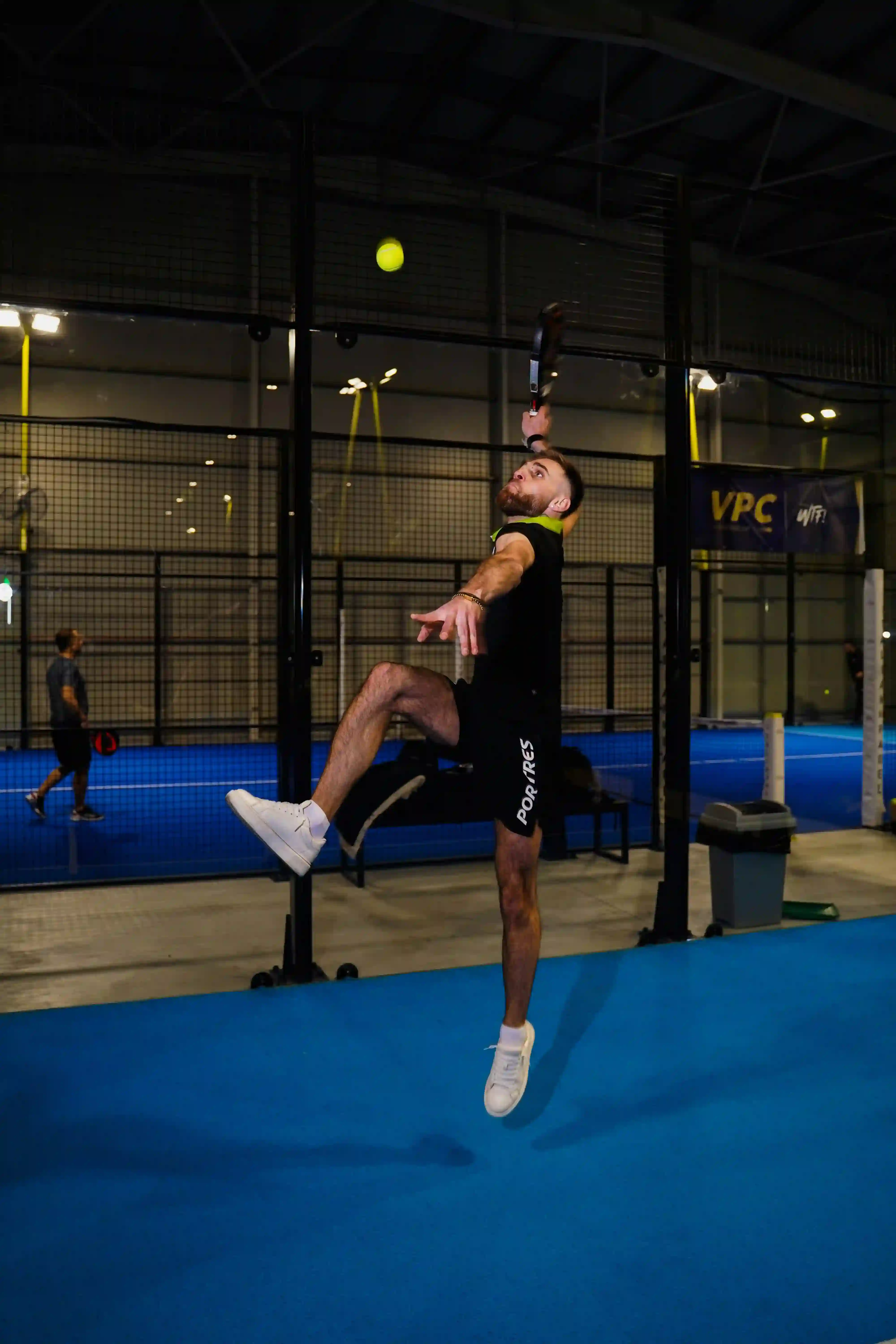 Jogador de padel em quadra