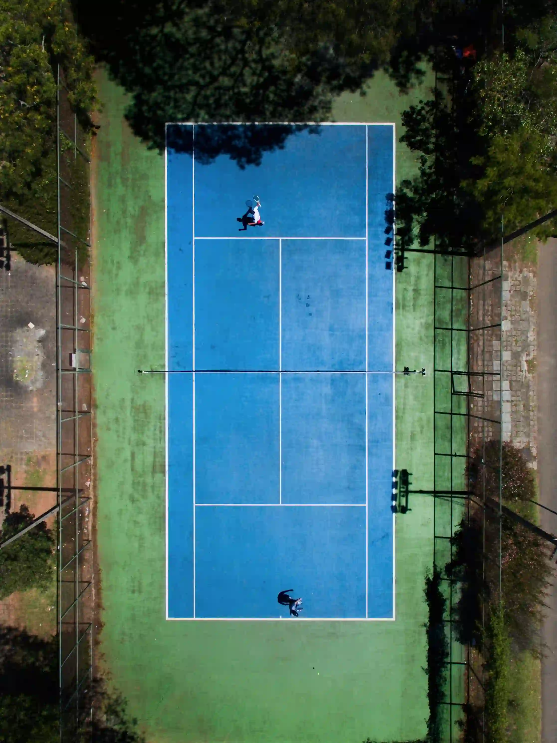 Quadra de padel vista de cima mostrando as linhas e divisões oficiais